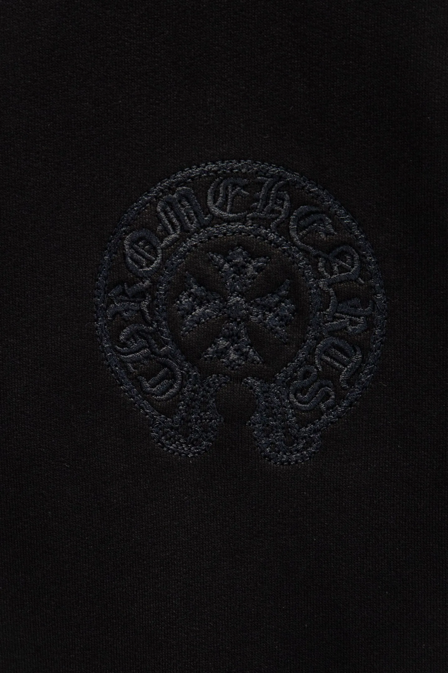 P260 🆕Chrome Hearts Home 420 grams, different from the market, texture is incomprehensible, os version is really charming, Chrome Home is also really unique, every new season's new product version is to the extreme, very practical, can be worn casually, nice✔️ - ⚠️100% cotton, using custom-dyed terry cotton sweatshirt surface, 420g double yarn, comfortable feel Made from imported knitting needle carded cotton, the thickness is moderate, drapey and contoured, making the upper body comfortable! ! It is very tolerant to fat body types and can instantly lose five pounds after wearing it!  Front panel #Back panel# Artistic arrangement of English letters. Imported Tajima high-density heavy-duty embroidery technology. The fonts are three-dimensional and full. Thousand-needle embroidery elements are added to the body, which greatly increases the interest of the clothing; unique visual effects.  Hem Loose closing Double-layer fabric Good closing effect Exquisite hemming Color: Black Size: S-M-L-XL